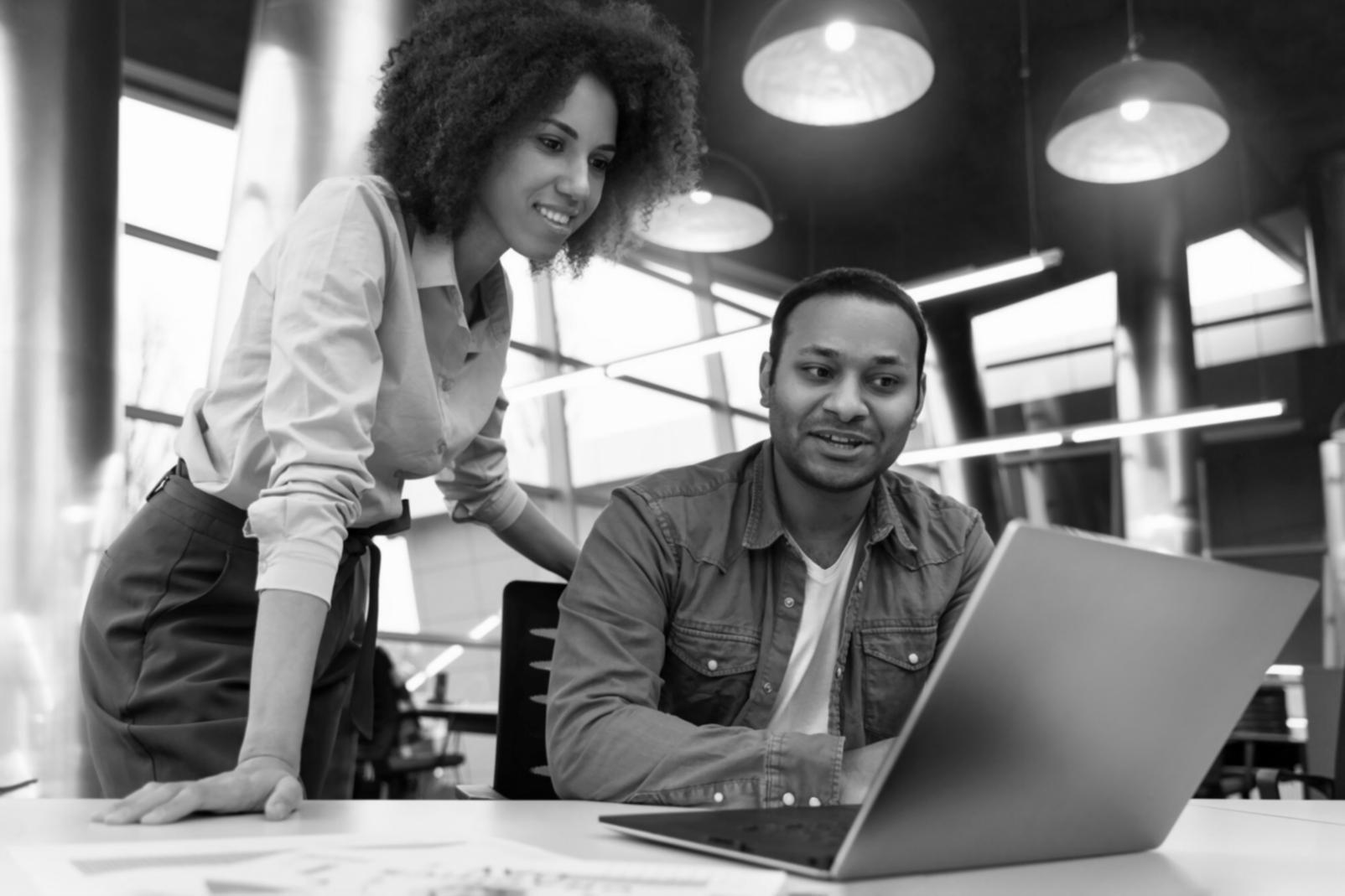 Участники программы работают над заданиями