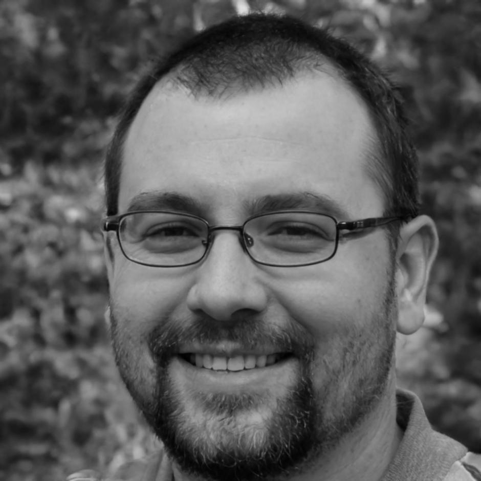 Специалист по дистанционному обучению консультирует студентов